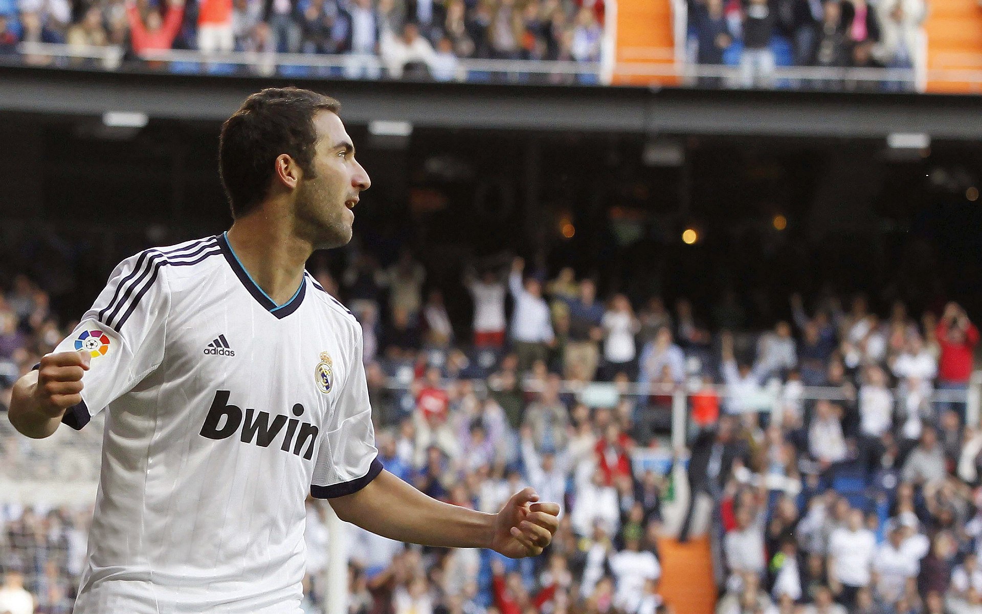 英超争冠之夜，阿圭罗关键节点连续得分，铸就蓝月传奇